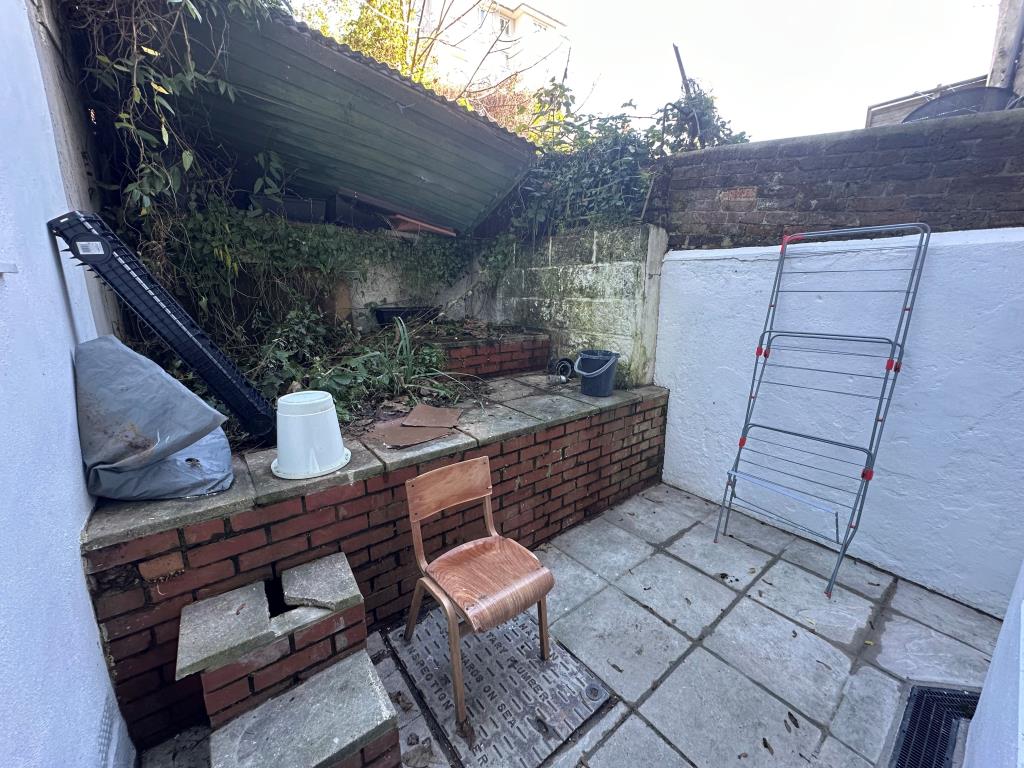 Lot: 137 - ONE-BEDROOM BASEMENT FLAT WITH OUTSIDE SPACE - Garden